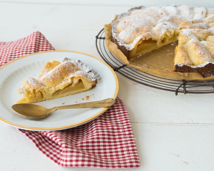 Omas gedeckter Apfelkuchen mit Chardonnay