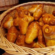 Tschinggeli (ChatGPT: Flughörnchen, Flugzeugbrötchen)
